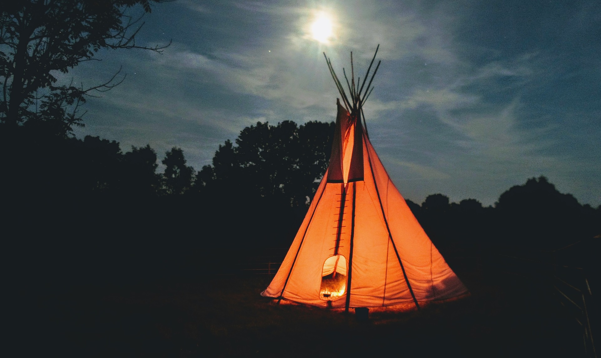 Krásný indiánský stan teepee pro vaše děti
